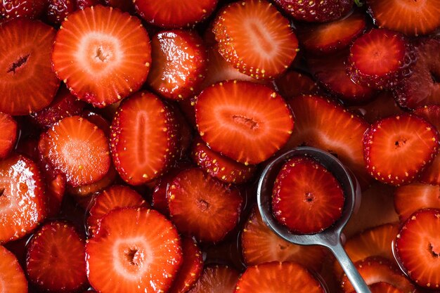 Nahaufnahme von Erdbeeren in einem Topf Zubereitung von Erdbeergelee-Marmelade oder -Sauce