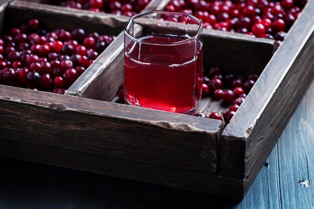 Foto nahaufnahme von erdbeeren in einer schachtel auf dem tisch