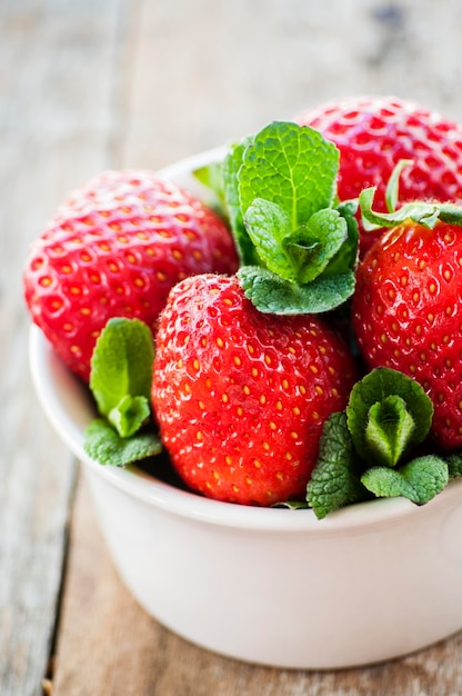 Nahaufnahme von Erdbeeren in einer Schüssel auf dem Tisch