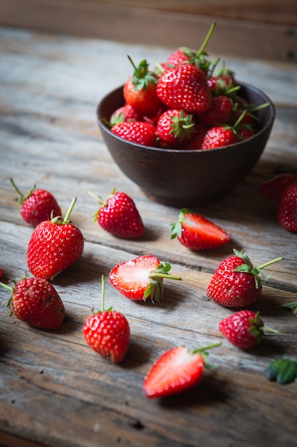 Nahaufnahme von Erdbeeren in einer Schüssel