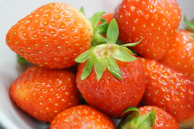 Nahaufnahme von Erdbeeren in einer Schüssel