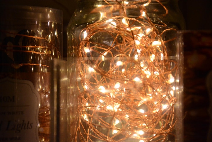 Foto nahaufnahme von erleuchteten weihnachtslichtern zu hause