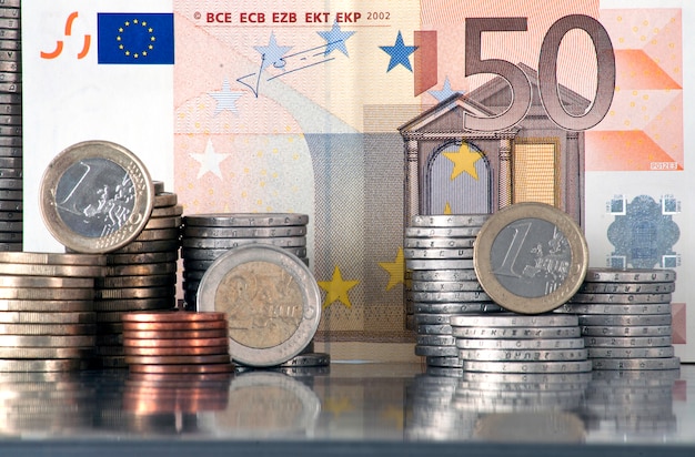 Nahaufnahme von Euro-Banknoten und -Münzen