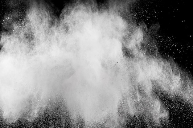 Nahaufnahme von explodierendem Staub vor schwarzem Hintergrund