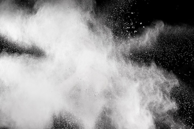 Nahaufnahme von explodierendem Staub vor schwarzem Hintergrund