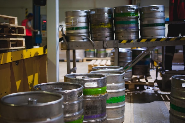 Nahaufnahme von Fässern in der Fabrik