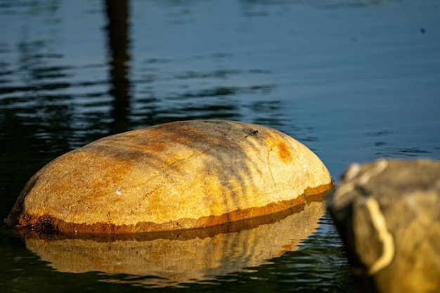 Nahaufnahme von Felsen im See