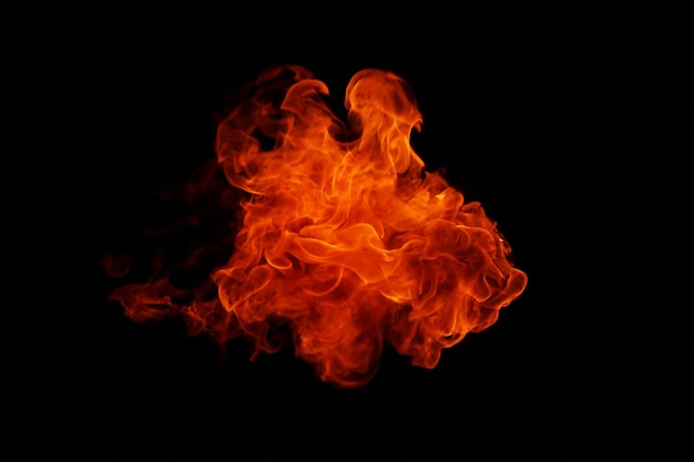 Nahaufnahme von Feuer vor schwarzem Hintergrund