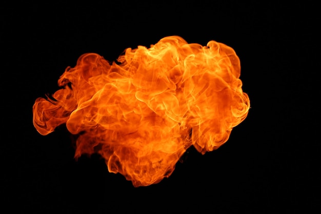 Nahaufnahme von Feuer vor schwarzem Hintergrund