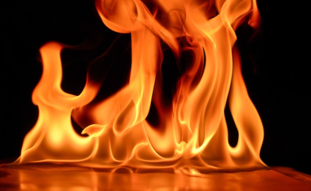 Nahaufnahme von Feuer vor schwarzem Hintergrund