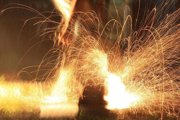 Foto nahaufnahme von feuerwerk auf dem feld in der nacht