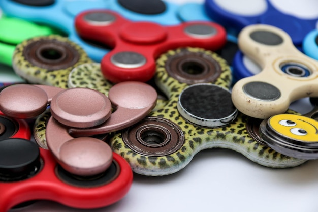 Foto nahaufnahme von fidget-spinnern auf weißem hintergrund