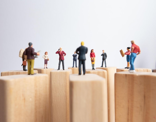 Nahaufnahme von Figuren auf Holz vor weißem Hintergrund