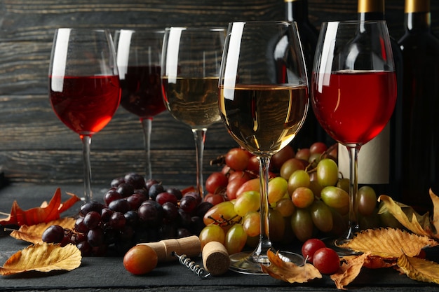 Nahaufnahme von Flasche und Glas Wein