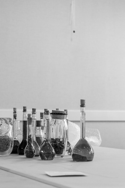 Foto nahaufnahme von flaschen auf dem tisch gegen die wand zu hause