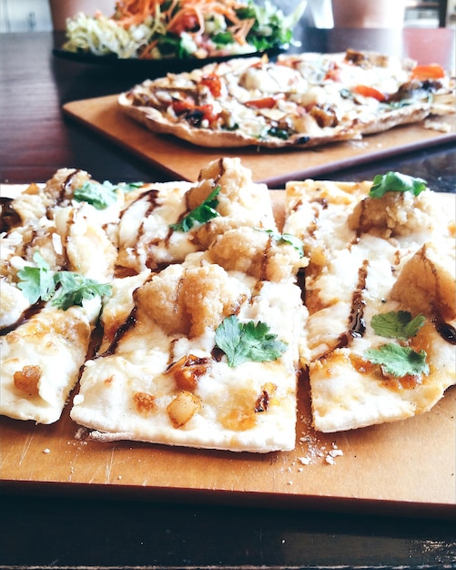 Nahaufnahme von Flatbread-Pizza auf dem Tablett