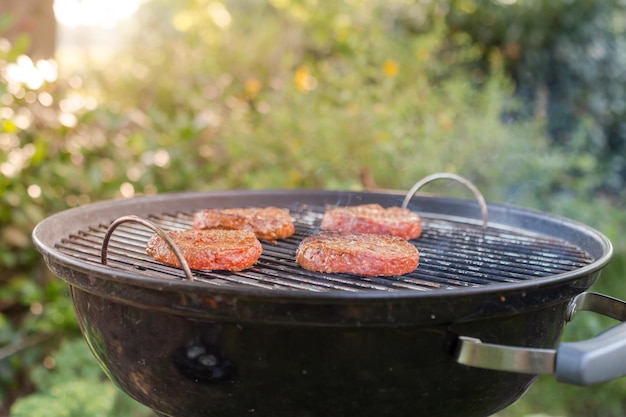 Nahaufnahme von Fleisch auf dem Grill im Garten