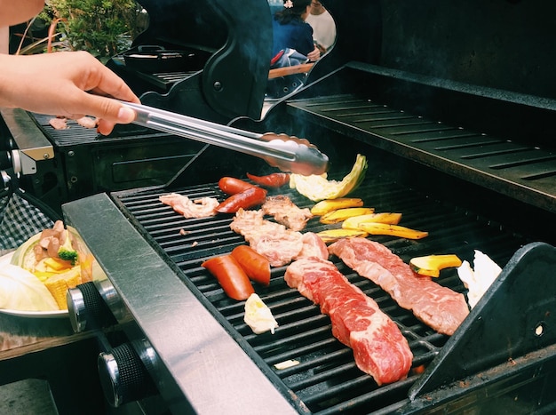 Nahaufnahme von Fleisch auf dem Grill