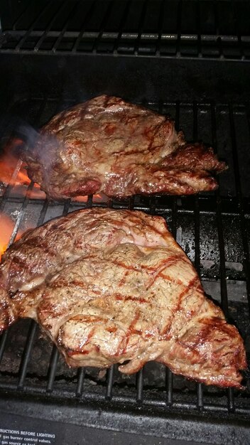 Nahaufnahme von Fleisch auf dem Grill