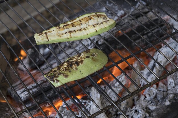 Foto nahaufnahme von fleisch auf dem grill