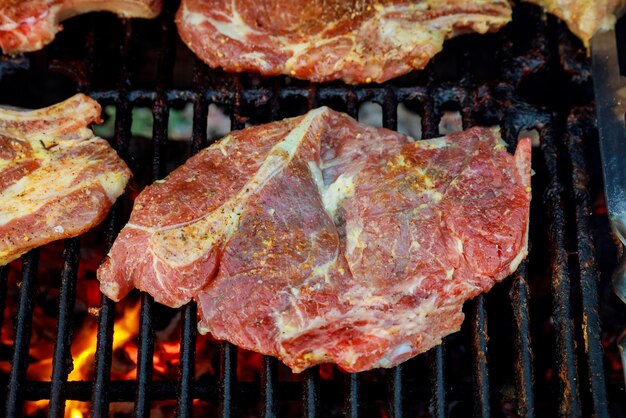 Nahaufnahme von Fleisch auf dem Grill