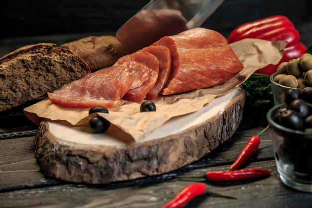 Foto nahaufnahme von fleisch auf dem schneidebrett