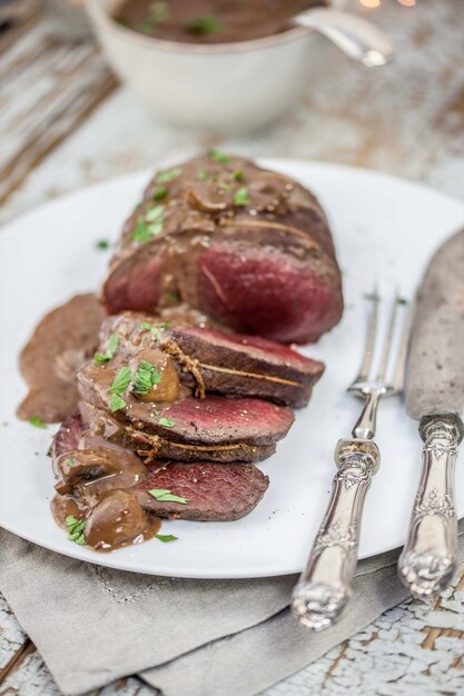 Foto nahaufnahme von fleisch auf dem teller auf dem tisch