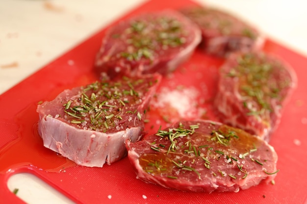 Foto nahaufnahme von fleisch auf dem teller auf dem tisch