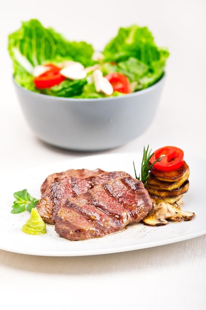Nahaufnahme von Fleisch auf dem Teller auf dem Tisch