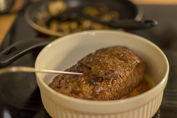 Foto nahaufnahme von fleisch auf dem teller auf dem tisch