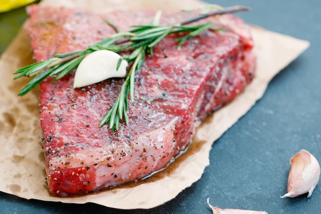 Nahaufnahme von Fleisch auf dem Tisch