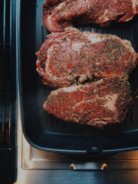 Nahaufnahme von Fleisch auf der Bratpfanne