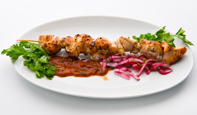 Nahaufnahme von Fleisch, das auf dem Tisch serviert wird