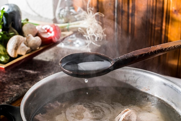 Foto nahaufnahme von fleisch in der pfanne