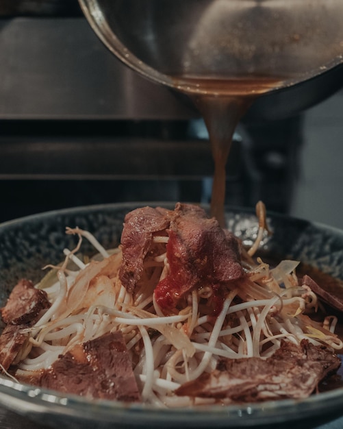 Nahaufnahme von Fleisch in der Pfanne