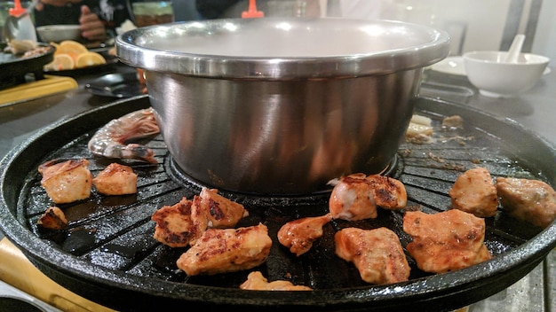 Foto nahaufnahme von fleisch in der pfanne