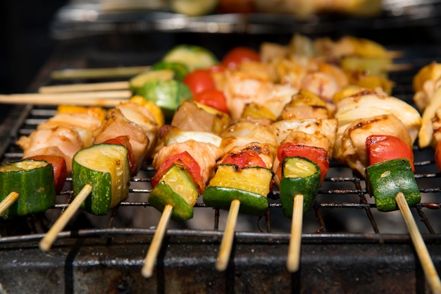 Nahaufnahme von Fleisch und Gemüse auf dem Grill