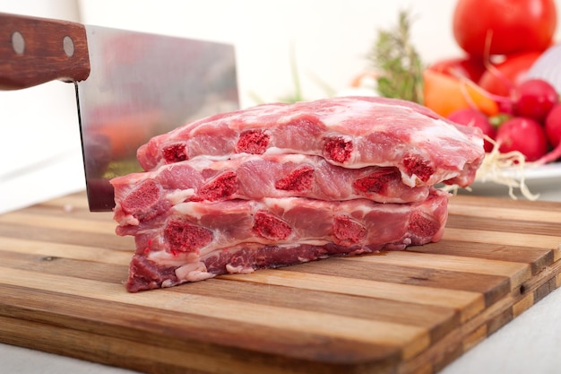 Nahaufnahme von Fleisch und Gemüse auf dem Schneidebrett