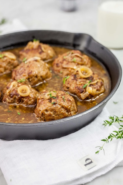 Foto nahaufnahme von fleischkugel mit curry in der pfanne auf dem tisch