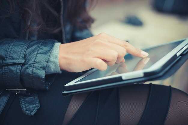 Nahaufnahme von Frau Hände mit Tablet