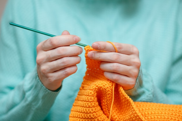 Nahaufnahme von Frau Hand häkeln Wollpullover