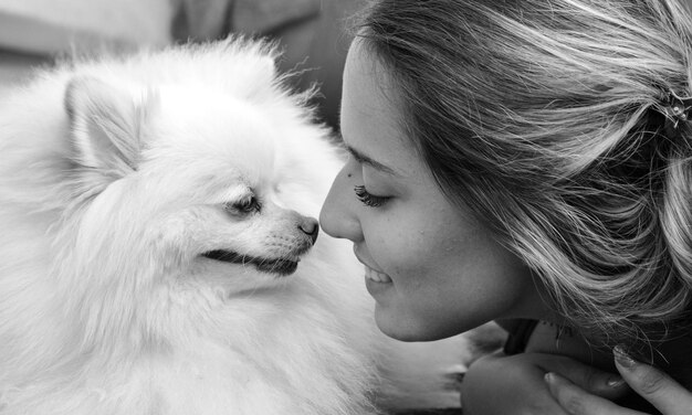 Foto nahaufnahme von frau mit hund