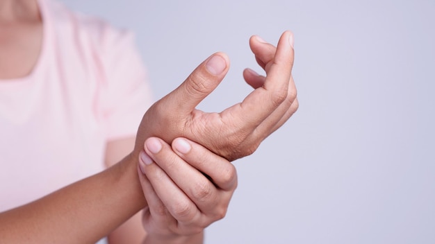 Nahaufnahme von Frauen, die Schmerzen in der Hand haben