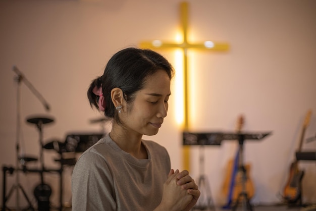 Nahaufnahme von Frauenhänden beten in der Kirche Bete zu Gott mit Leerzeichen für Text