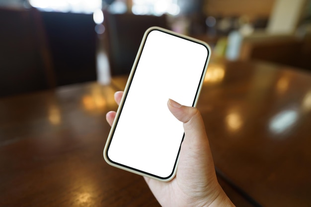 Nahaufnahme von Frauenhänden, die ein Smartphone mit leerem Kopierraum für Mobiltelefone mit Technologiekonzept halten