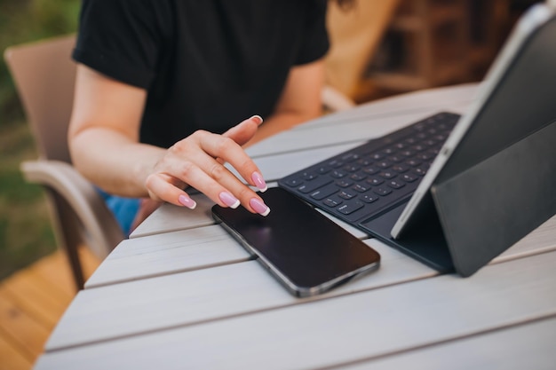 Nahaufnahme von Freiberuflerin, die an einem sonnigen Tag telefoniert und einen Laptop auf einem gemütlichen Glamping-Zelt verwendet Luxus-Campingzelt für Sommerferien und Urlaub im Freien Lifestyle-Konzept