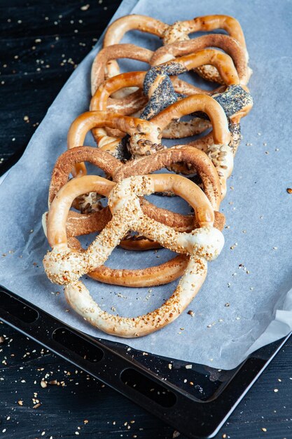 Foto nahaufnahme von frisch gebackenen, weichen, gesalzenen pretzeln auf einem hölzernen hintergrund traditioneller bayerischer pretzel