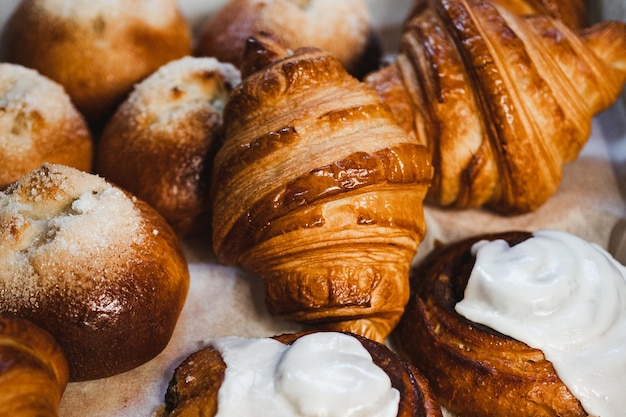 Nahaufnahme von frisch handgemachten Croissants und anderem Gebäck in einer Bäckerei