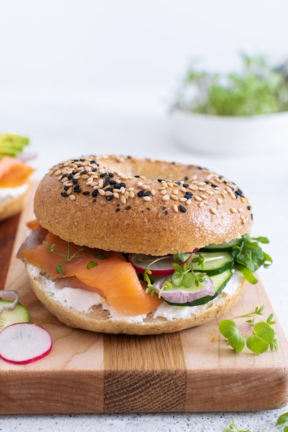 Nahaufnahme von frischem Bagel mit Lachs und Gemüse