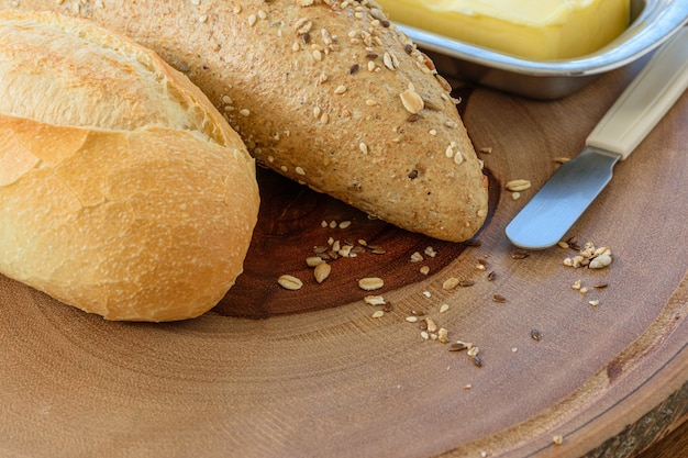 Nahaufnahme von frischem Brot und Butter